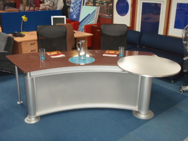 Curved News Readers Style Desk